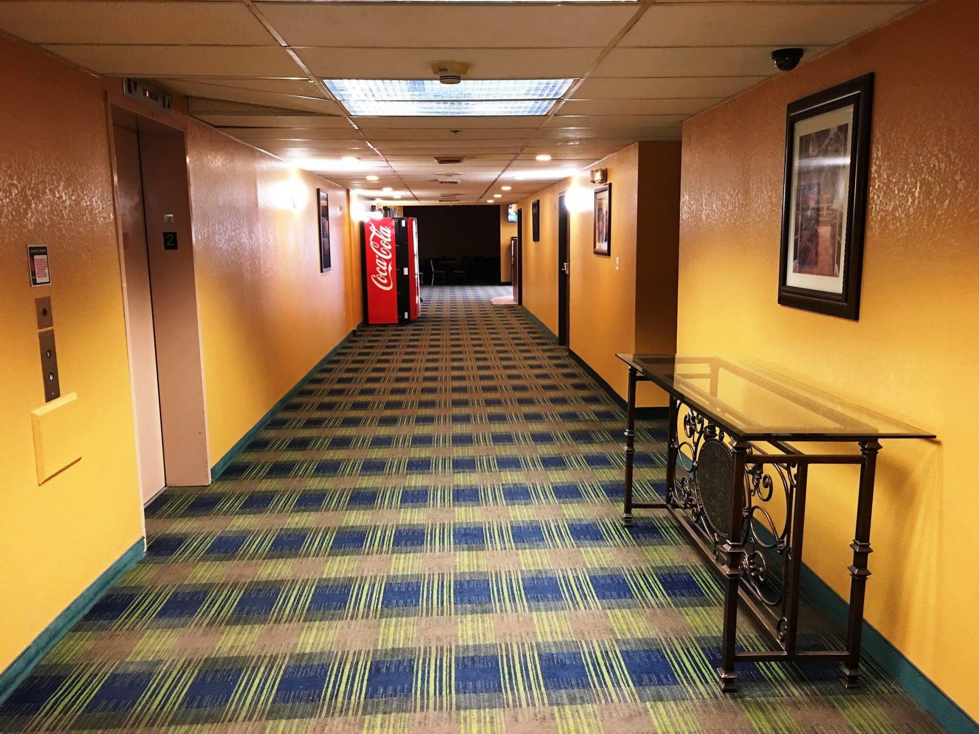 Howard Johnson By Wyndham Denver West Уийт Ридж Екстериор снимка